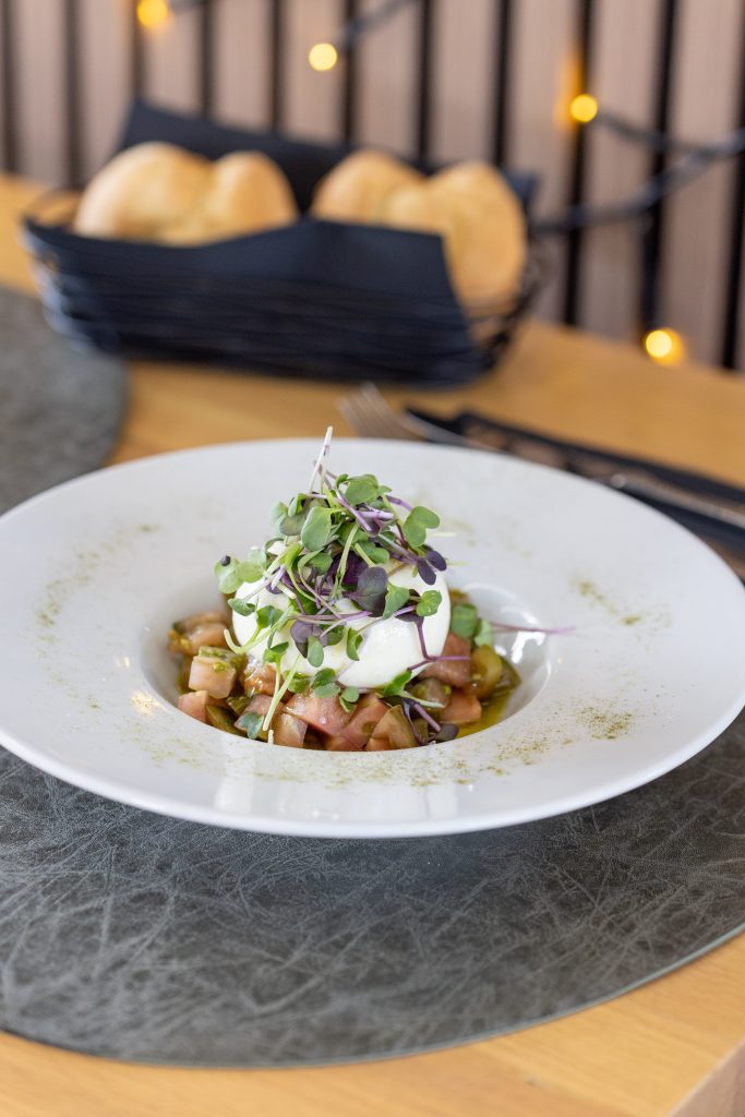 Ensalada de Tartar de tomate con burrata