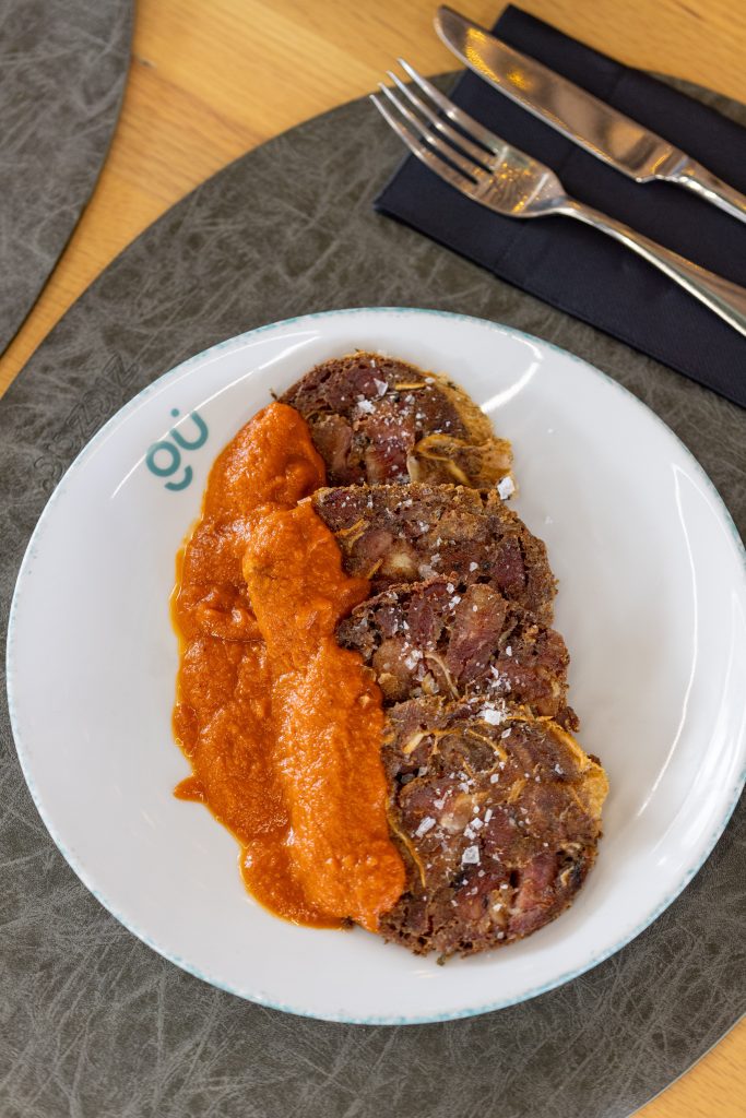 Terrina de oreja con salsa brava
