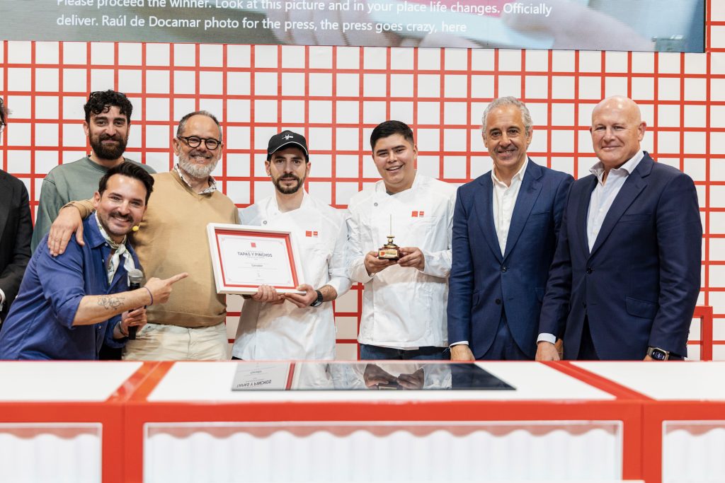 Carlos y Dominick recibiendo el premio a la mejor tapa 2026