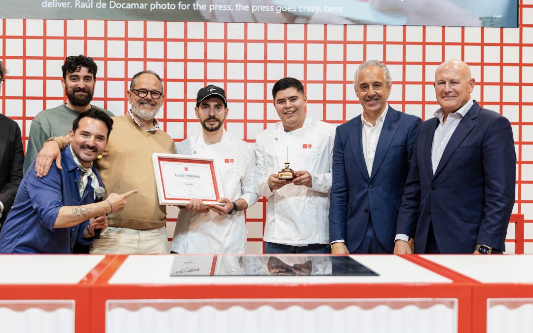 Carlos y Dominick recogiendo el premio de mano de las autoridades