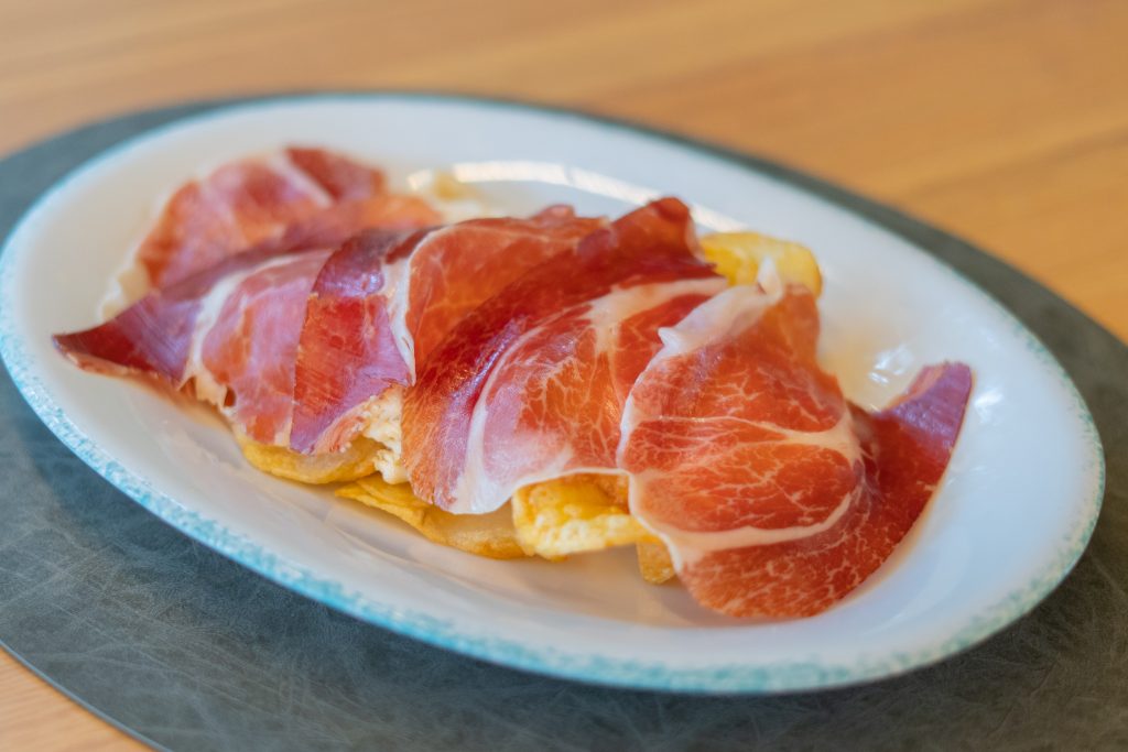 Huevos rotos con jamón ibérico